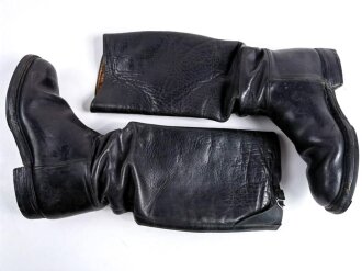 Paar Stiefel für Offiziere der Wehrmacht, ungereinigtes Paar in gutem Zustand, die Sohle ähnlich der Luftwaffen Fliegerstiefel, Sohlenlänge 30cm29cm