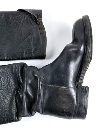 Paar Stiefel für Offiziere der Wehrmacht, ungereinigtes Paar in gutem Zustand, die Sohle ähnlich der Luftwaffen Fliegerstiefel, Sohlenlänge 30cm29cm