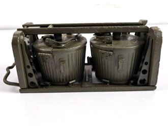 2 Gurttrommel im Trommelträger 34 der Wehrmacht. Leicht narbig, überlackiert