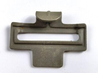 Eiserner Gegenhalt für einen Koppelriemen der Wehrmacht. Hersteller "M" in Raute 1940, feldgrauer Originallack. Sie erhalten ein ( 1 ) Stück