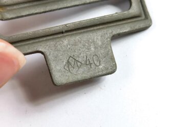 Eiserner Gegenhalt für einen Koppelriemen der Wehrmacht. Hersteller "M" in Raute 1940, feldgrauer Originallack. Sie erhalten ein ( 1 ) Stück