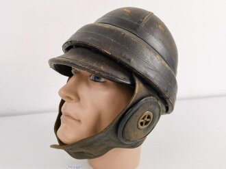 1.Weltkrieg, Schutzhelm Fliegerhelm , System " Roold Paris". hersteller im Schweißband " S.Adam Hoflieferant Berlin W." Das Schweißleder original verbaut, daher gehe ich von deutscher Fertigung aus. Getragenes Stück in gutem Zustand