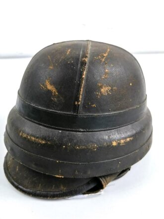 1.Weltkrieg, Schutzhelm Fliegerhelm , System " Roold Paris". hersteller im Schweißband " S.Adam Hoflieferant Berlin W." Das Schweißleder original verbaut, daher gehe ich von deutscher Fertigung aus. Getragenes Stück in gutem Zustand