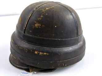 1.Weltkrieg, Schutzhelm Fliegerhelm , System " Roold Paris". hersteller im Schweißband " S.Adam Hoflieferant Berlin W." Das Schweißleder original verbaut, daher gehe ich von deutscher Fertigung aus. Getragenes Stück in gutem Zustand