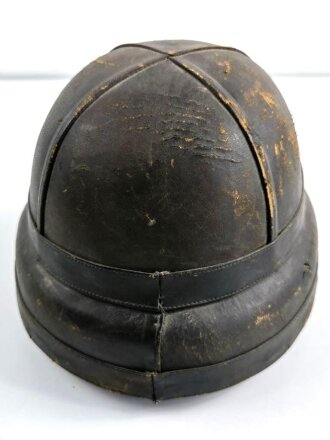 1.Weltkrieg, Schutzhelm Fliegerhelm , System " Roold Paris". hersteller im Schweißband " S.Adam Hoflieferant Berlin W." Das Schweißleder original verbaut, daher gehe ich von deutscher Fertigung aus. Getragenes Stück in gutem Zustand