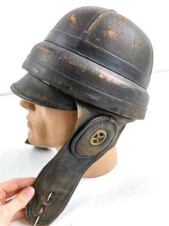 1.Weltkrieg, Schutzhelm Fliegerhelm , System " Roold Paris". hersteller im Schweißband " S.Adam Hoflieferant Berlin W." Das Schweißleder original verbaut, daher gehe ich von deutscher Fertigung aus. Getragenes Stück in gutem Zustand