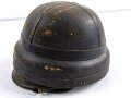 1.Weltkrieg, Schutzhelm Fliegerhelm , System " Roold Paris". hersteller im Schweißband " S.Adam Hoflieferant Berlin W." Das Schweißleder original verbaut, daher gehe ich von deutscher Fertigung aus. Getragenes Stück in gutem Zustand