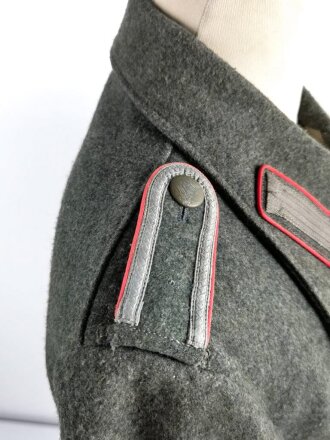 Sturmgeschützjacke für einen Unteroffizier des Heeres, Leicht getragenes Stück in sehr gutem Zustand, die Effekten original vernäht. Kammerstück von 1943