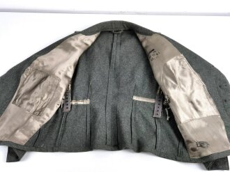 Sturmgeschützjacke für einen Unteroffizier des Heeres, Leicht getragenes Stück in sehr gutem Zustand, die Effekten original vernäht. Kammerstück von 1943