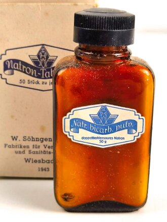 Glasbehälter " Natron Tabletten "in der originalen Umverpackung.  Für Luftschutzzwecke. Datiert 1943 , Höhe 9 cm