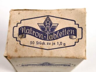 Glasbehälter " Natron Tabletten "in der originalen Umverpackung.  Für Luftschutzzwecke. Datiert 1943 , Höhe 9 cm