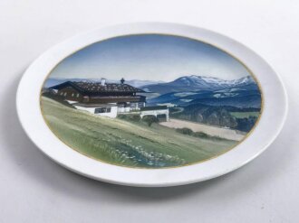 Wandteller aus Porzellan der Firma Rosenthal, Darstellend " Haus Wachenfeld Obersalzberg" . Durchmesser 21,5cm, leichte Kratzer in der Glasur