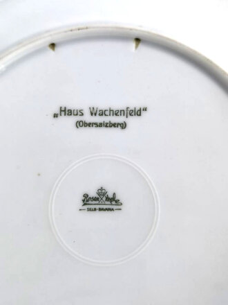 Wandteller aus Porzellan der Firma Rosenthal, Darstellend " Haus Wachenfeld Obersalzberg" . Durchmesser 21,5cm, leichte Kratzer in der Glasur