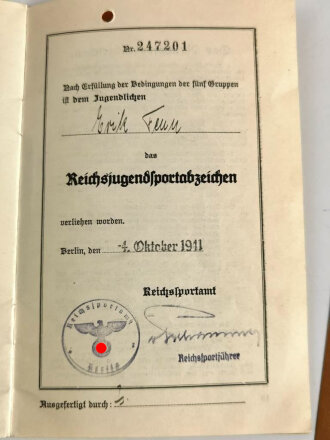 Leistungsbuch Reichsjugendabzeichen männliche Jugend, dazu Schwimmzeugnis, datiert 1941. Lichtbild in HJ Uniform, Frankfurt am Main