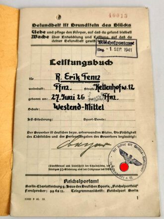 Leistungsbuch Reichsjugendabzeichen männliche Jugend, dazu Schwimmzeugnis, datiert 1941. Lichtbild in HJ Uniform, Frankfurt am Main