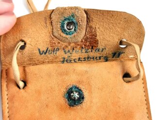 Tasche für eine Erkennungsmarke der Wehrmacht, innen mit Namen versehen, Knopf lässt sich nicht mehr schließen