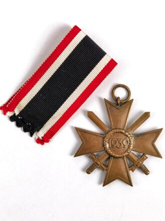 Kriegsverdienstkreuz 2. Klasse 1939 mit Schwertern, Hersteller 16 im Bandring für  " Alois Rettenmaier, Schwäbisch-Gmünd ", mit Band, Buntmetall