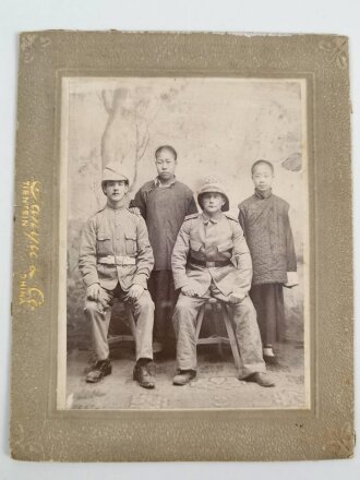 2 Fotos, höchstwahrscheinlich Boxeraufstand 1900 in China. Internationale Truppen darstellend, Maße 14 x 18 und 15 x 21cm