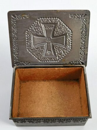 1.Weltkrieg, patriotische Dose aus Blech mit aufgelegtem eisernen Kreuz 1914. Maße 9 x 12 x 5,5cm