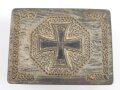 1.Weltkrieg, patriotische Dose aus Blech mit aufgelegtem eisernen Kreuz 1914. Maße 9 x 12 x 5,5cm