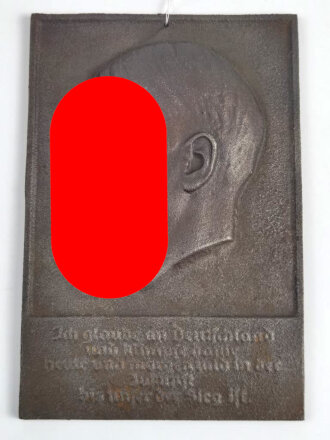 III. Reich - Plakette mit Bildnis von Adolf Hitler sowie Sinnspruch. Eisenguss, Maße 20,5 x 31cm, leicht narbig