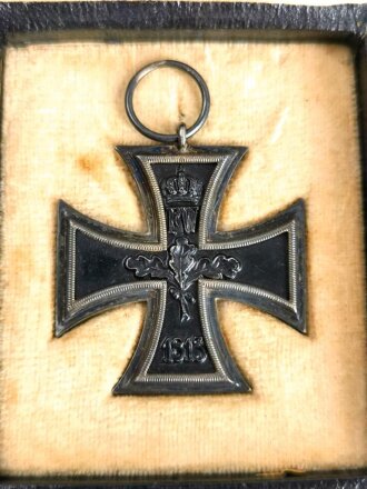 Eisernes Kreuz 2.Klasse 1914 im Etui. Das Eiserne Kreuz mit markierung W? im Ring, das Etui mit Druckknopfverschluss. Guter Gesamtzustand