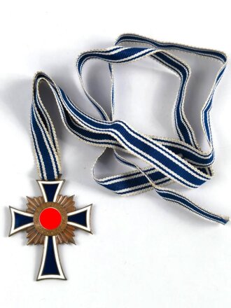 Ehrenkreuz der Deutschen Mutter ( Mutterkreuz ) in Bronze mit Verleihungstüte, diese Rückseitig mit Hersteller Wilhelm Jäger, Frankfurt, Tüte mit Beschädigungen