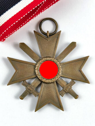 Kriegsverdienstkreuz 2. Klasse 1939 mit Schwertern, Hersteller 56 im Bandring für " Robert Hauschild, Pforzheim " mit langem Bandabschnitt, Buntmetall