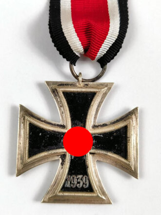 Eisernes Kreuz 2. Klasse 1939 am Band,  der Kern  Nachlackiert, Hakenkreuz komplett Berieben