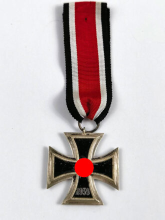 Eisernes Kreuz 2. Klasse 1939 am Band,  der Kern  Nachlackiert, Hakenkreuz komplett Berieben