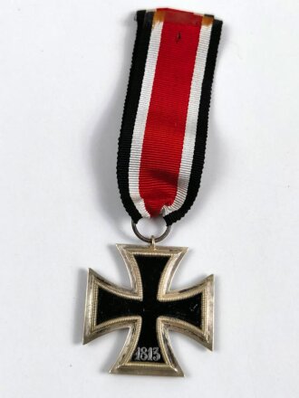 Eisernes Kreuz 2. Klasse 1939 am Band,  der Kern  Nachlackiert, Hakenkreuz komplett Berieben