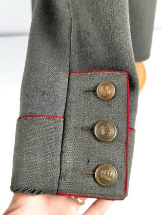 1.Weltkrieg, feldgraue Feldbluse Modell 1910 für einen Offizier. Eigentumstück in gutem Zustand, Tragespuren