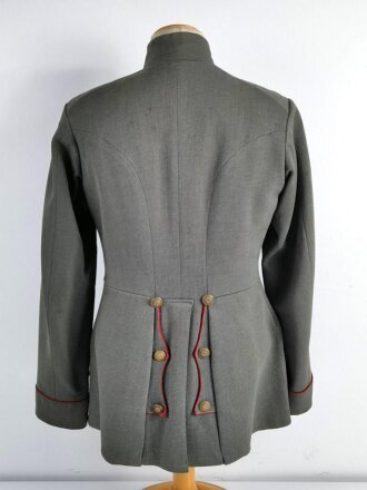 1.Weltkrieg, feldgraue Feldbluse Modell 1910 für einen Offizier. Eigentumstück in gutem Zustand, Tragespuren