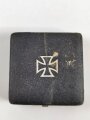 Etui zum Eisernen Kreuz 1. Klasse 1939, frühes Stück mit eckigem Drücker. Ungereinigtes Stück