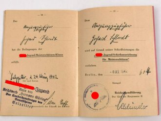 Hitlerjugend, Schießauszeichnung für Meisterschützen. Hersteller M1/63, getragenes Stück in gutem Zustand. Dazu Besitzzeugnis und Schießbuch eines Angehöringne im Bann "Reichswerke Hermann Göring"