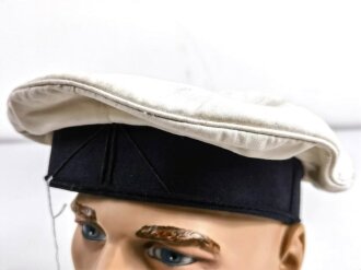 Marine Hitlerjugend, Tellermütze mit weissem Bezug, im Scheißleder RZM Etikett " Mütze für HJ DJ" . der Mützendeckel leicht angeschmutzt, der Mützenkörper leicht verformt, sonst sehr guter Zustand.