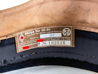Marine Hitlerjugend, Tellermütze mit weissem Bezug, im Scheißleder RZM Etikett " Mütze für HJ DJ" . der Mützendeckel leicht angeschmutzt, der Mützenkörper leicht verformt, sonst sehr guter Zustand.