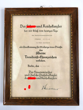 Verleihungsurkunde für das silberne Treudienst Ehrenzeichen, ausgesetllt auf einen Gemeindekassenverwalter 1939. Original gerahmt