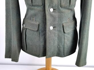 Heer, Feldbluse Modell 1936 für einen Unteroffizier der Flak. Kammerstück in gutem Gesamtzustand, während des Krieges vom Schneider eingekürzt. Die Effekten neuzeitlich angebracht