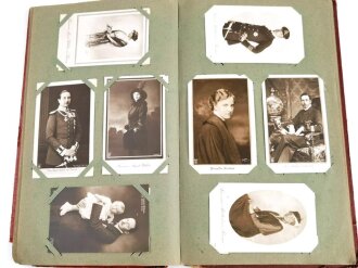 Kaiserreich und 1.Weltkrieg, Ansichtkartenalbum mit 184 Stück Karten das Kaiserhaus betreffend. Jeweils in gutem Zustand, das Album selbst defekt