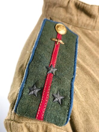 Russland 2.Weltkrieg, Feldbluse für einen Angehörigen der Luftstreitkräfte. Getragenes Stück in gutem Gesamtzustand, die zugehörige Bandspange wurde beim Beschreiben in der Tasche gefunden