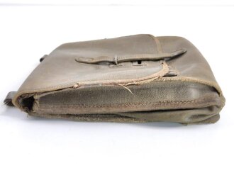 Russland UDSSR 2.Weltkrieg, Kartentasche aus Ersatzmaterial, Beutestück eines deutschen Soldaten, die Trageschlaufen modifiziert.  Ungereinigtes, stark getragenes  Stück
