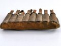 Russland. kaukasische Pulvergefäße aus Holz in lederner Gürteltasche . Gesamtbreite 19cm