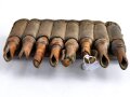 Russland. kaukasische Pulvergefäße aus Holz in lederner Gürteltasche . Gesamtbreite 19cm