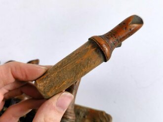 Russland. kaukasische Pulvergefäße aus Holz in lederner Gürteltasche . Gesamtbreite 19cm