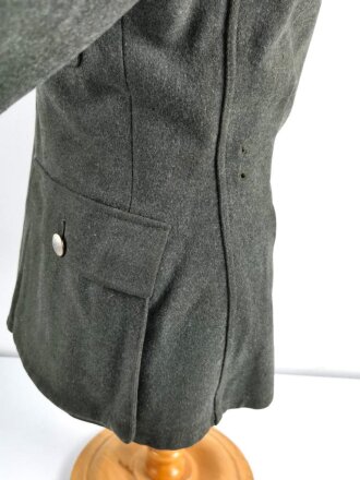 Feldbluse für einen Angehörigen der Waffen SS. " Zweiloch, getragenes Kammerstück in gutem Gesamtzustand, kein Abdruck des Adlers erkennbar