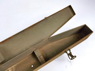 Staukasten, höchstwahrscheinlich für ein Fahrzeug der Wehrmacht. Originallack, ungereinigt. Gesamtlänge 78cm, Höhe 9,5cm, Breite 9,5cm