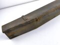 Staukasten, höchstwahrscheinlich für ein Fahrzeug der Wehrmacht. Originallack, ungereinigt. Gesamtlänge 78cm, Höhe 9,5cm, Breite 9,5cm. Schließt nicht ordentlich