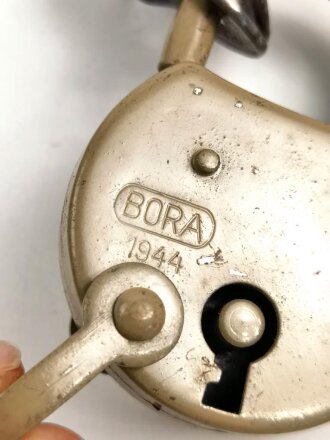 Wehrmacht Vorhängeschloss "Bora 1944", Originallack, Neuwertig mit zwei Schlüsseln, so auch an den Motorradpacktaschen verwandt