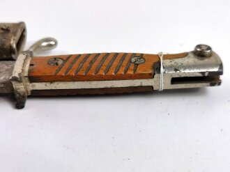 Kaiserreich, Seitengewehr Modell 98/05 alter Art mit Sägerücken. Eigentumstück ungereinigt, Lederscheide leicht geschrumpft